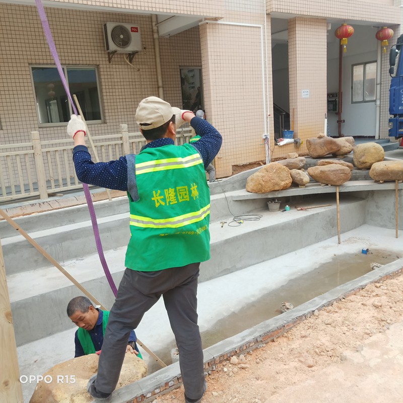 工廠辦公樓前假山水池施工中